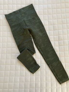 SPANX Women’s Olive Green Camo Leggings - Size M